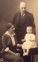 Min mormor med f�r�ldrar 1914/15
